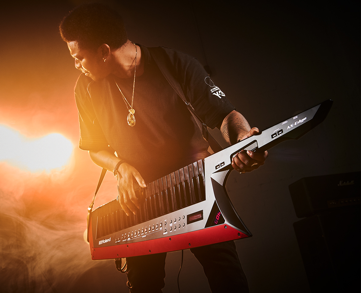 KEYTAR Roland AX-EDGE Preto com Fonte Sonora ZEN-CORE