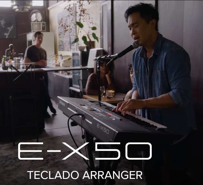 Roland E-X50 Teclado Arranger Profissional USB e Bluetooth