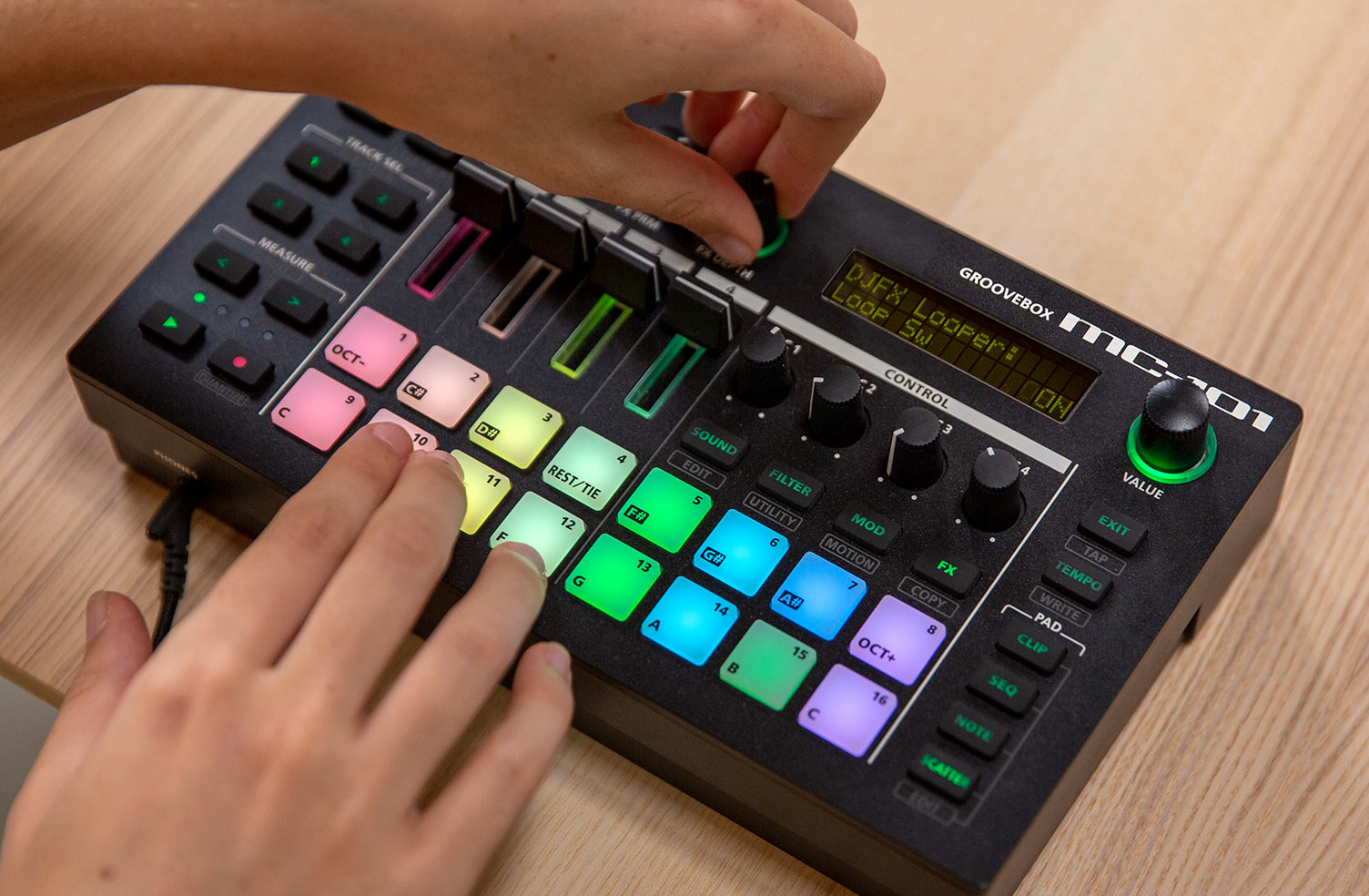 Roland MC-101 Caixa de Ritmos Groovebox para Música Eletrónica