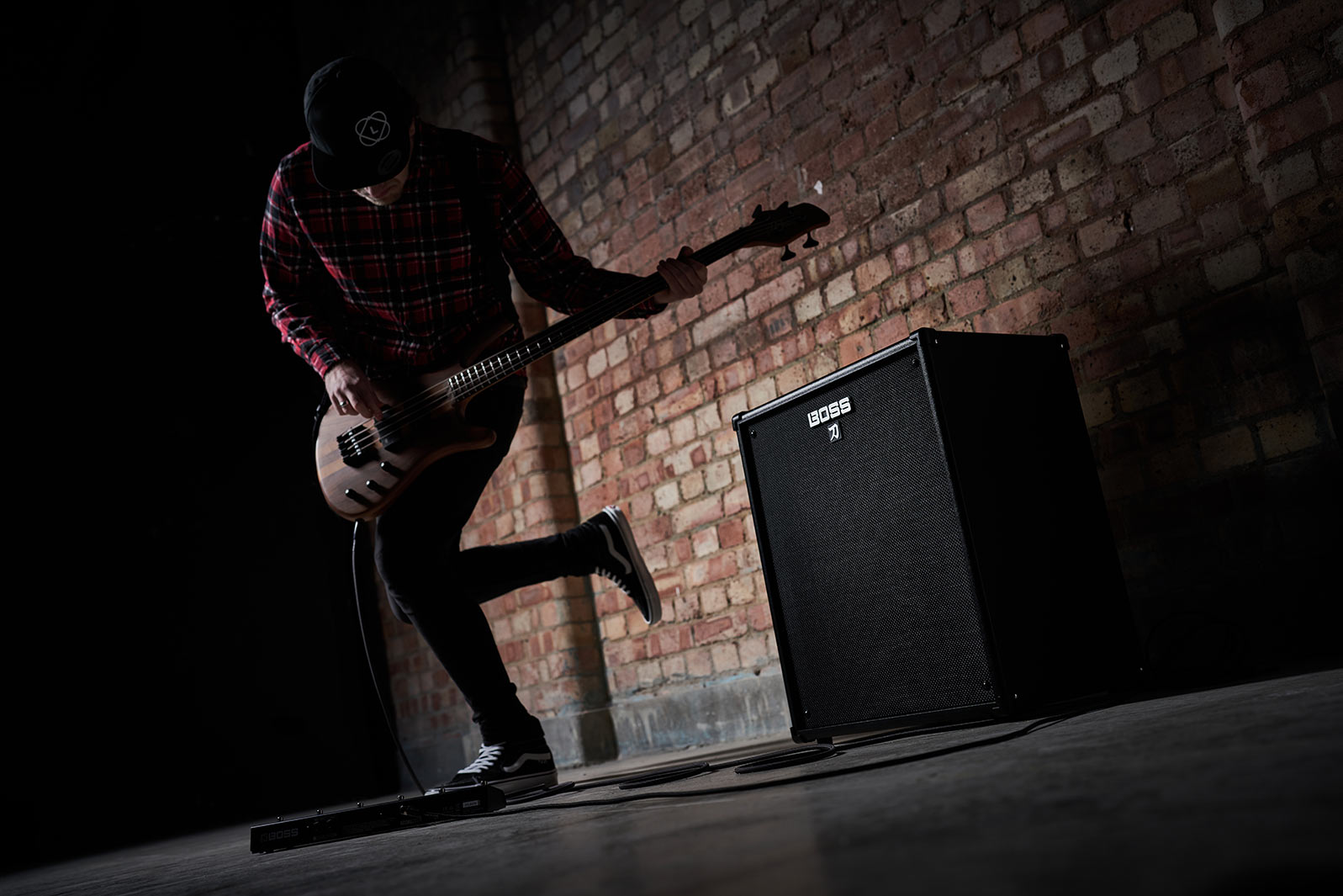 BOSS KATANA-210 BASS Combo Baixo Profissional Classe AB 160W 2x10